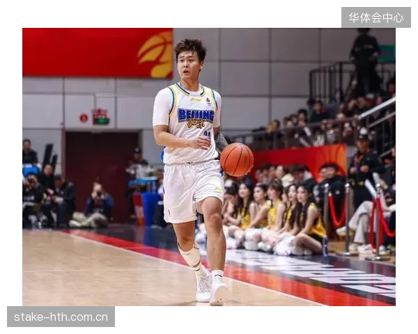 北京队后场核心赵睿合同到期，其去留将影响多支球队的后卫线补强策略。